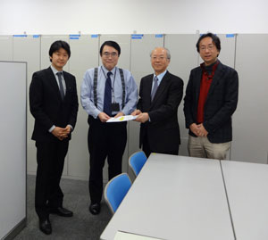 文書手交の際の様子